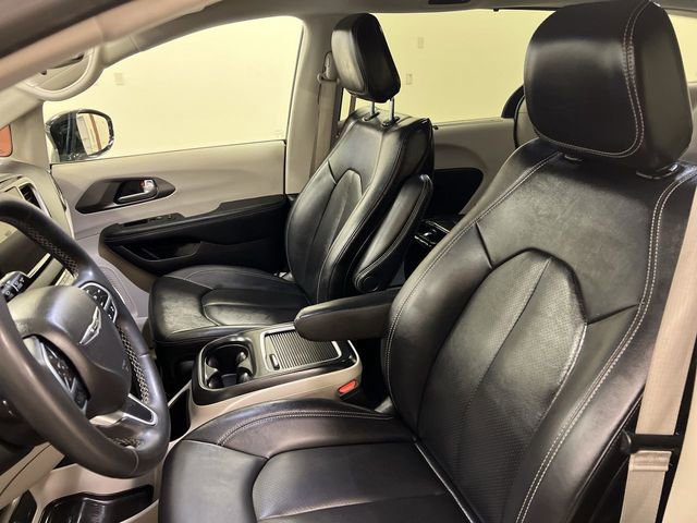 Used 2024 Chrysler Pacifica Touring-L FWD image 8