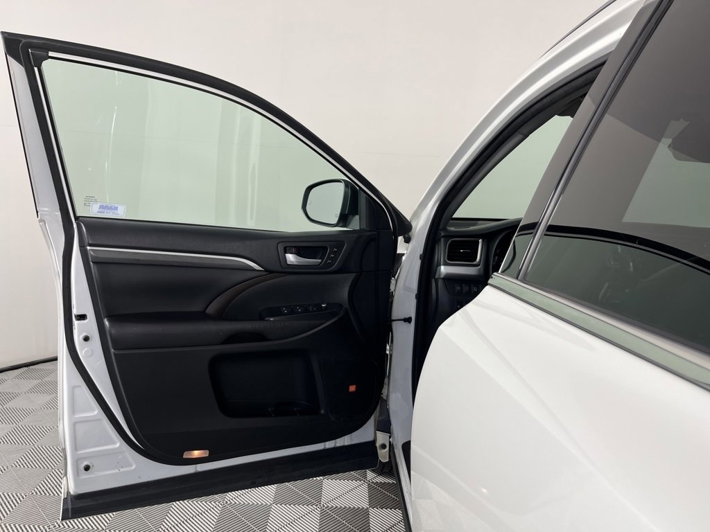 Used 2018 Toyota Highlander Limited image 10