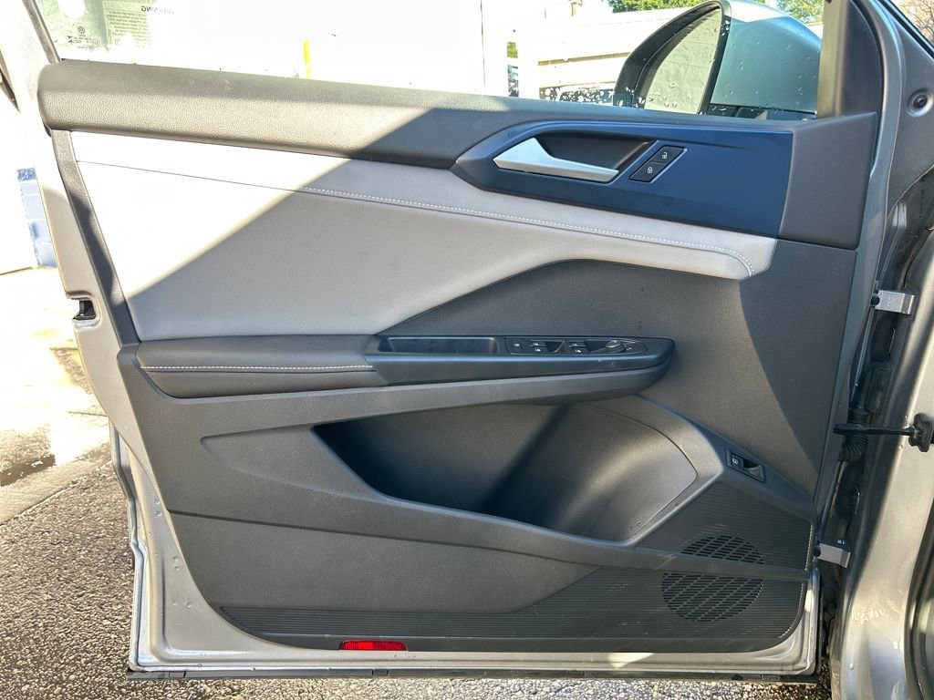 Used 2024 Volkswagen Taos SE image 13