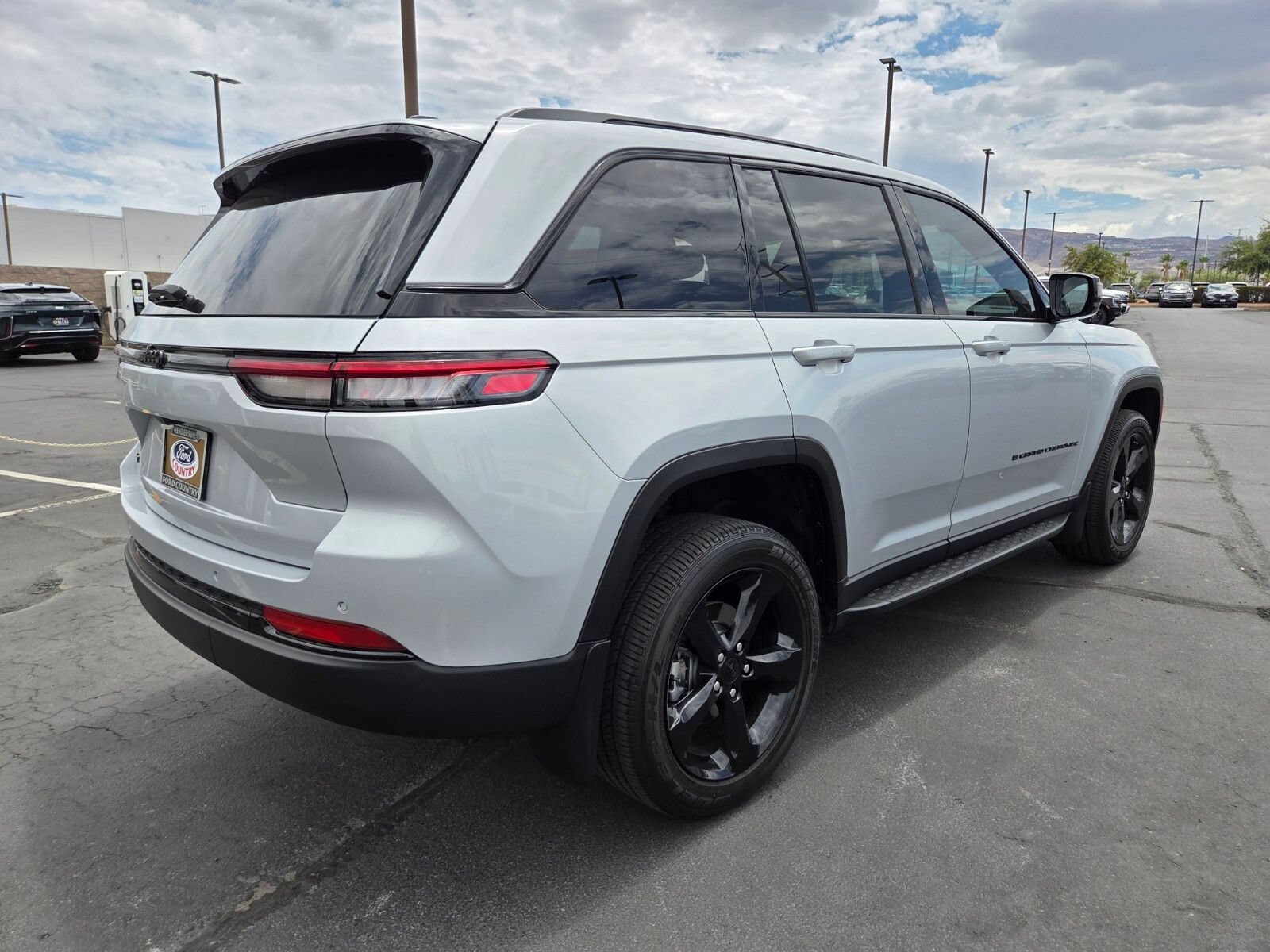 Used 2024 Jeep Grand Cherokee Altitude AWD/4WD image 6