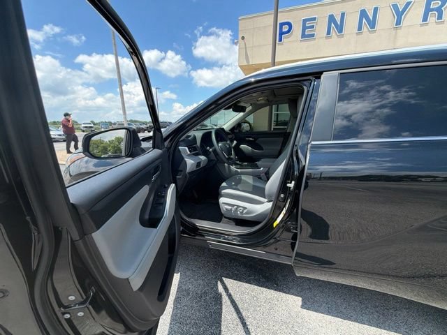 Used 2024 Toyota Highlander XLE AWD/4WD image 9