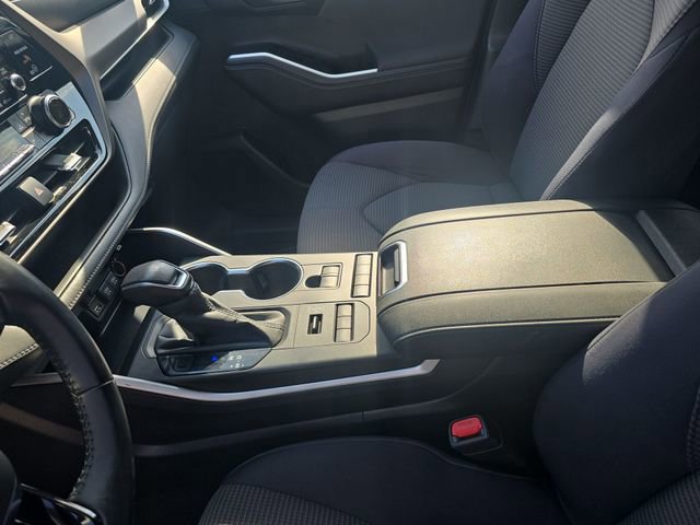 Used 2020 Toyota Highlander LE image 21