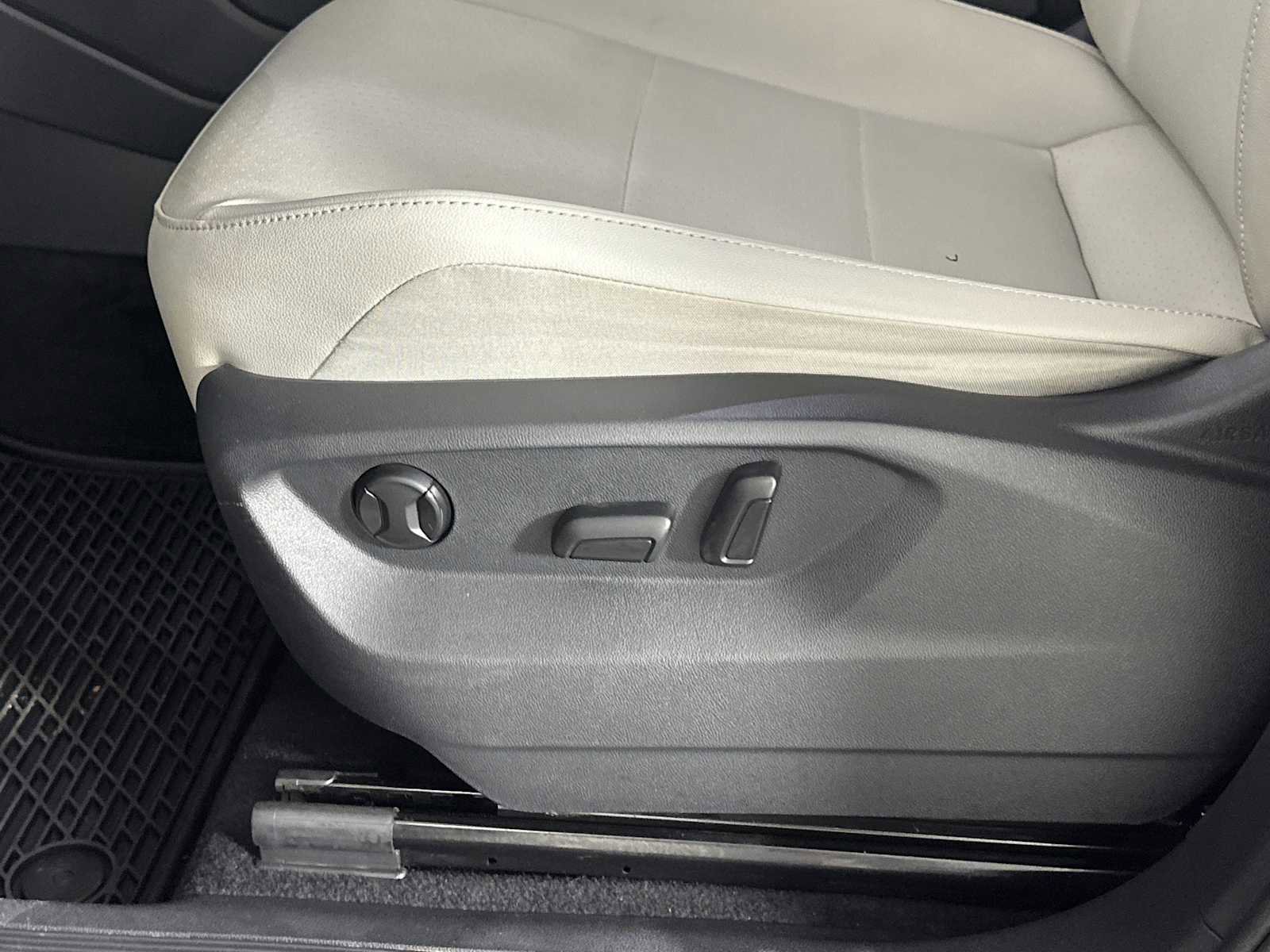 Used 2019 Volkswagen Tiguan SE w/ Panoramic Sunroof Package FWD image 9