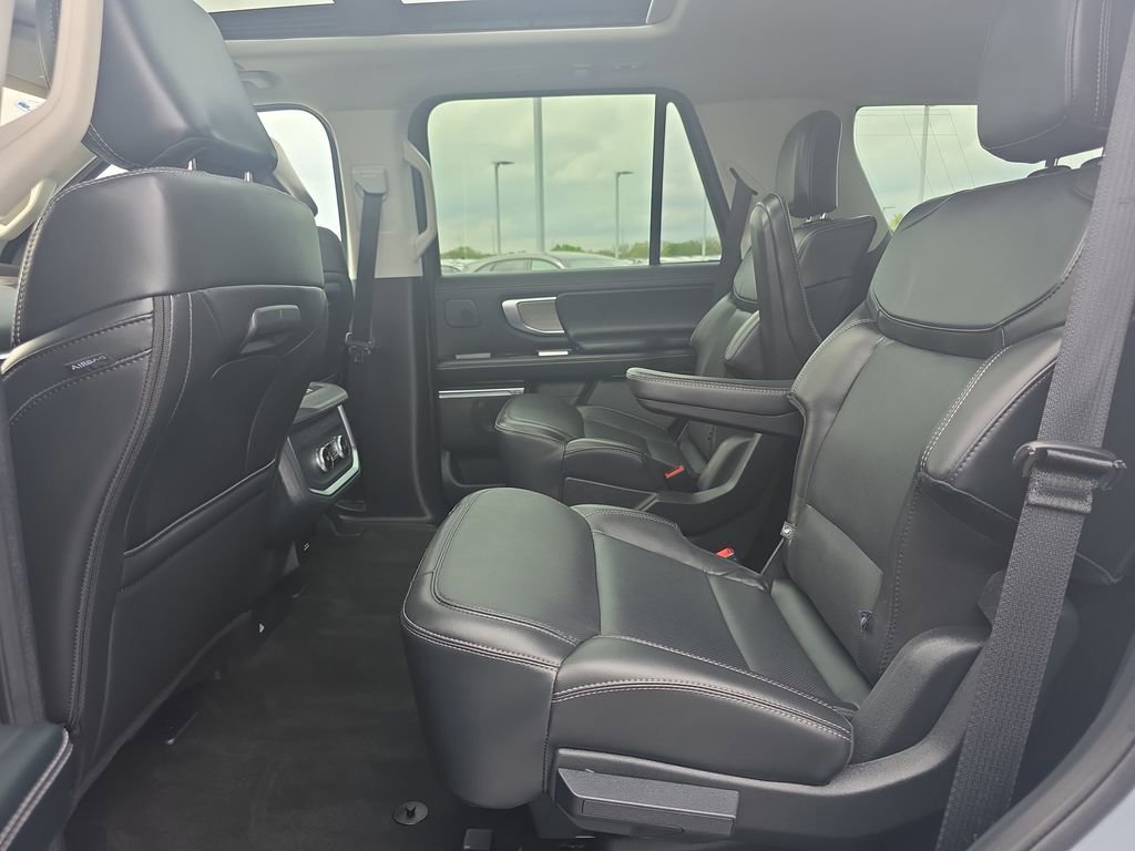 Certified 2025 Ford Expedition Platinum w/ Driver's Package AWD/4WD image 47