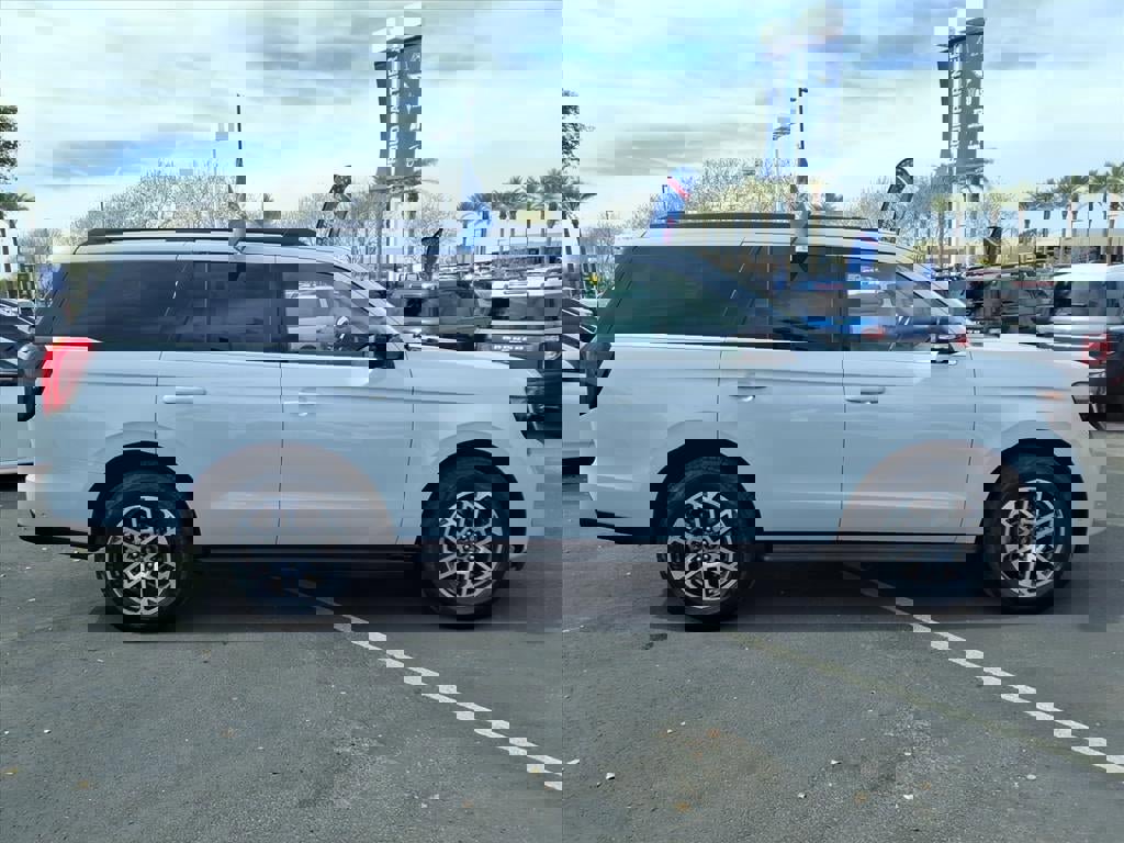 Certified 2025 Ford Expedition Active image 4