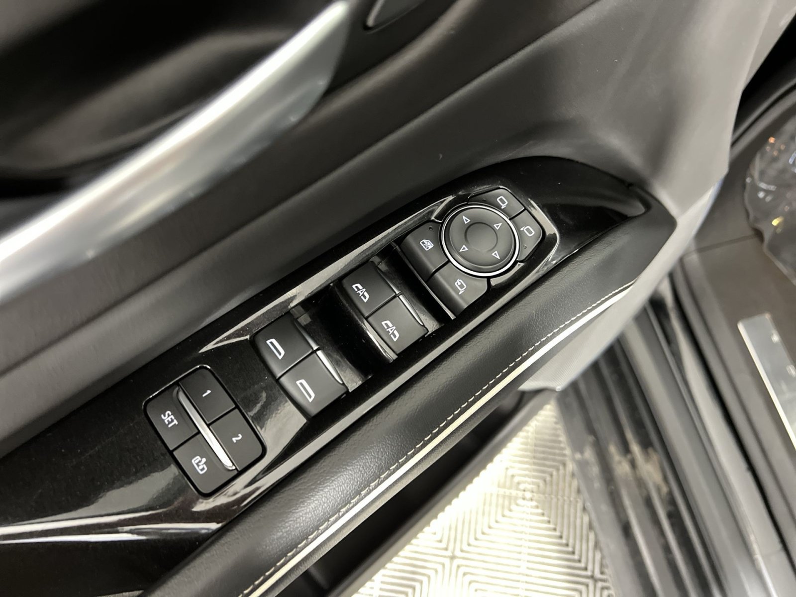 Used 2023 Cadillac Escalade ESV Premium Luxury AWD/4WD image 15