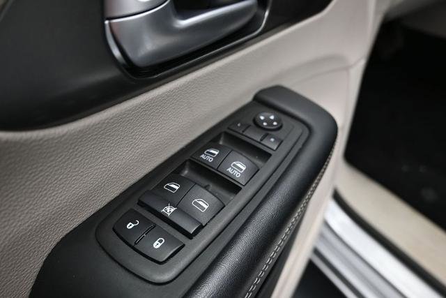 Used 2024 Chrysler Pacifica Touring-L FWD image 20