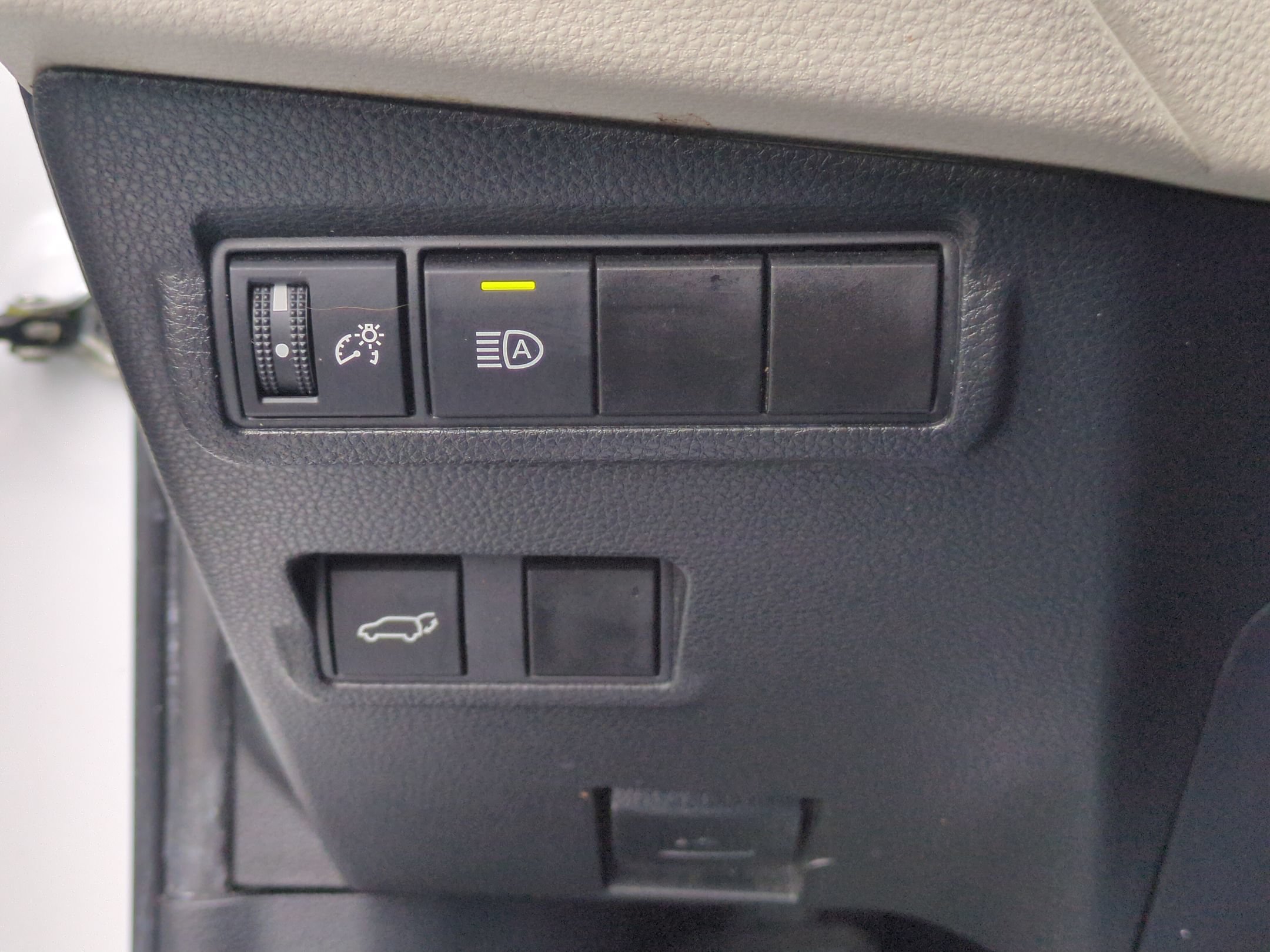 Used 2023 Toyota Corolla Cross XLE w/ Convenience Package AWD/4WD image 19