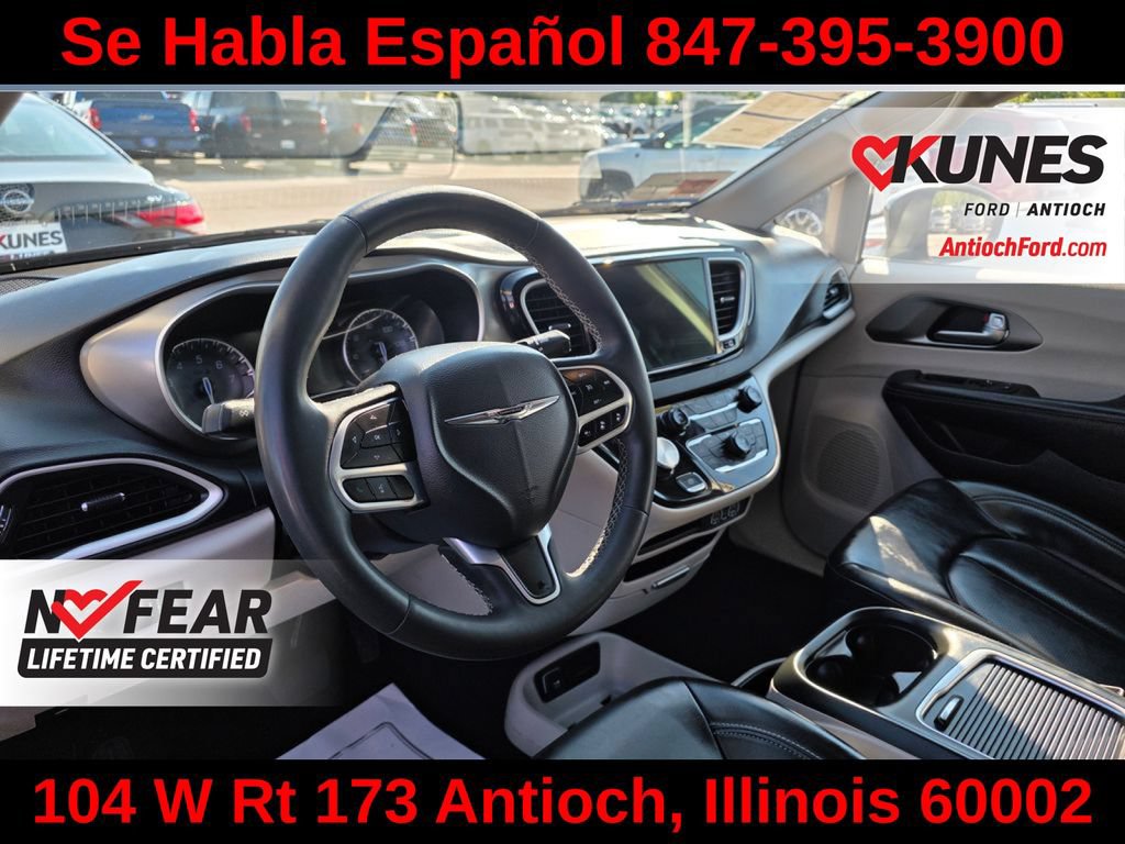 Used 2023 Chrysler Pacifica Touring-L FWD image 17
