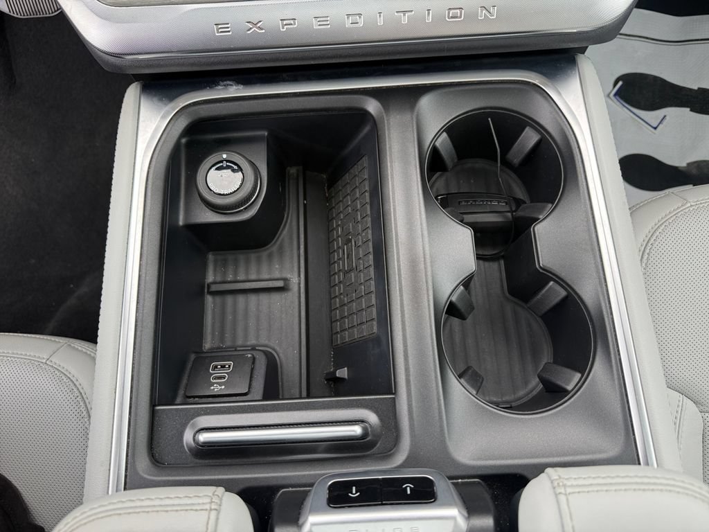 Certified 2025 Ford Expedition Max Platinum w/ Driver's Package AWD/4WD image 18