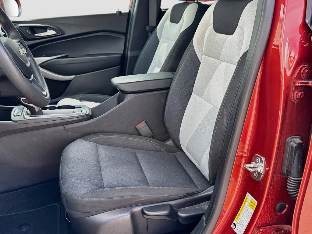 Used 2024 Chevrolet Trax LS w/ LS Convenience Package FWD image 18