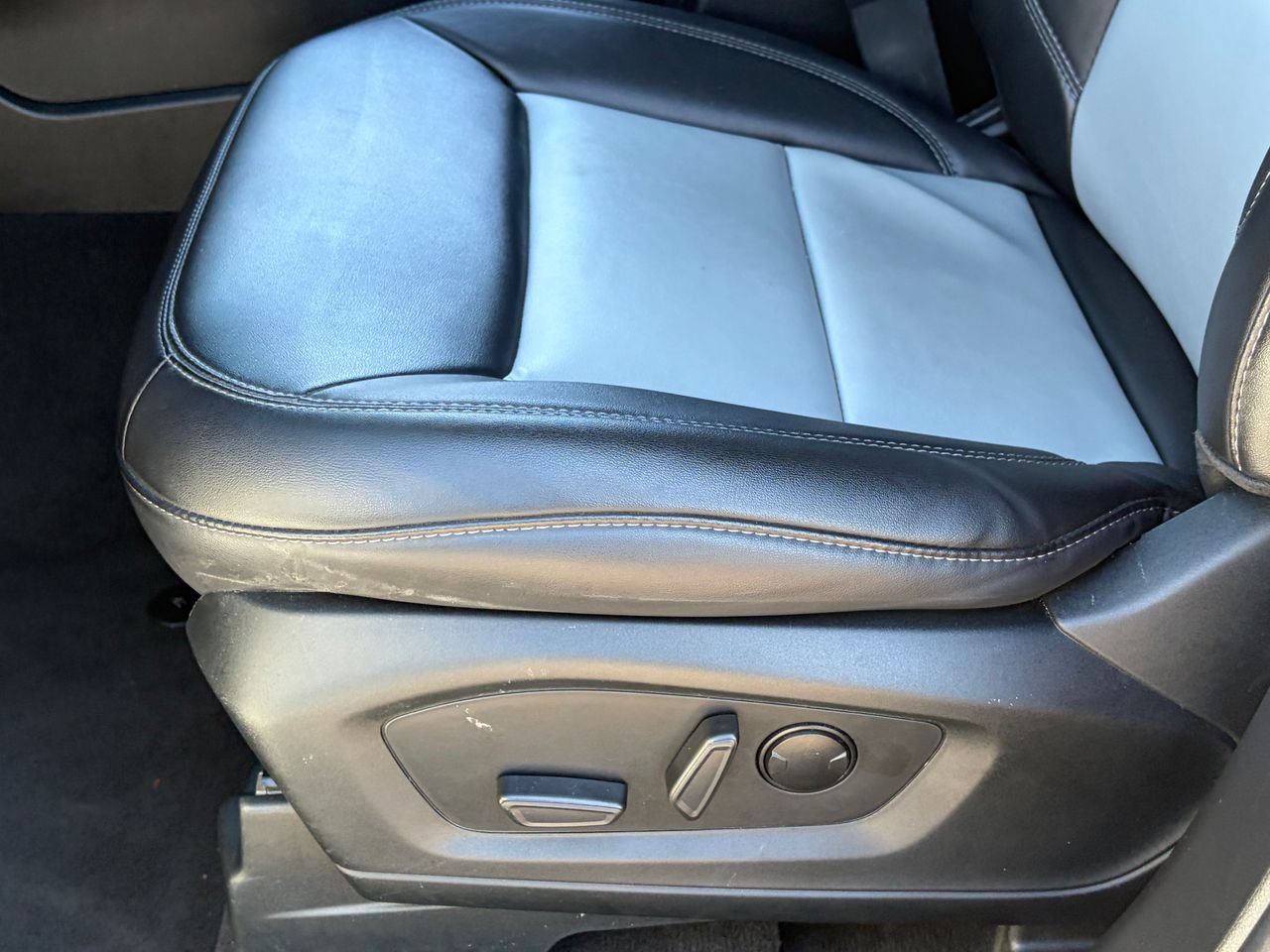 Certified 2022 Ford Explorer XLT w/ Equipment Group 202A RWD image 24