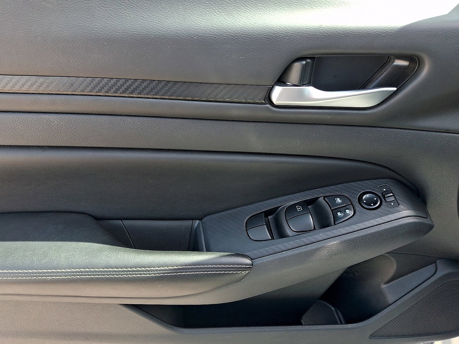 Used 2025 Nissan Altima 2.5 SV FWD image 11