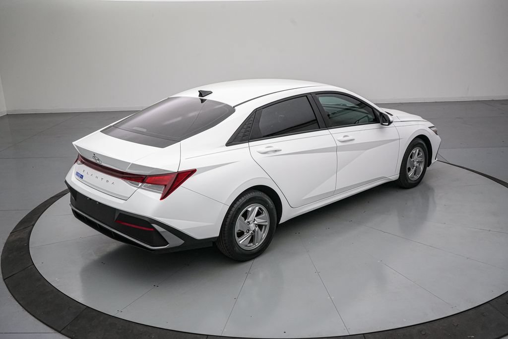 Used 2025 Hyundai Elantra SE FWD image 4