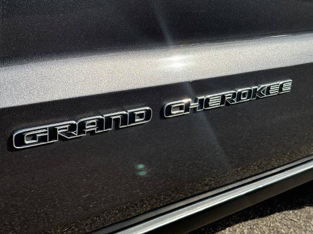 Used 2018 Jeep Grand Cherokee Laredo AWD/4WD image 17