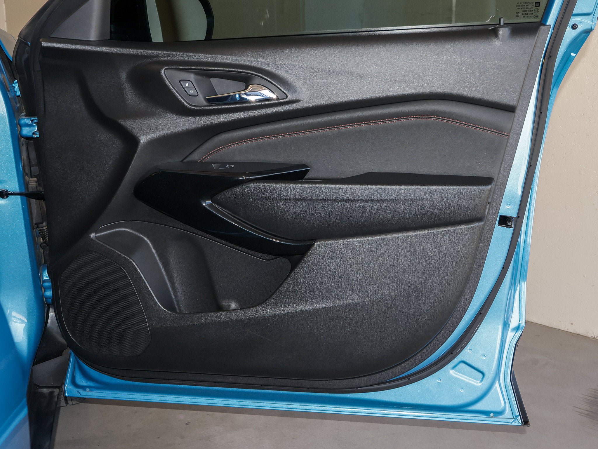 Used 2025 Chevrolet Trax RS FWD image 41