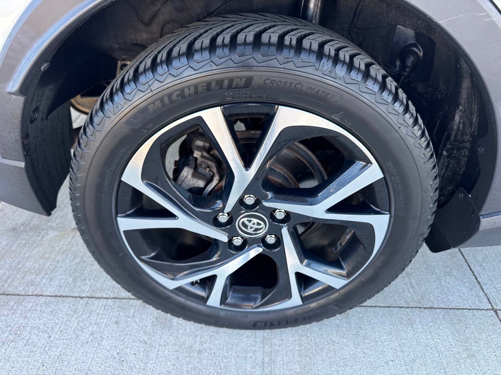 Used 2018 Toyota C-HR XLE FWD image 18