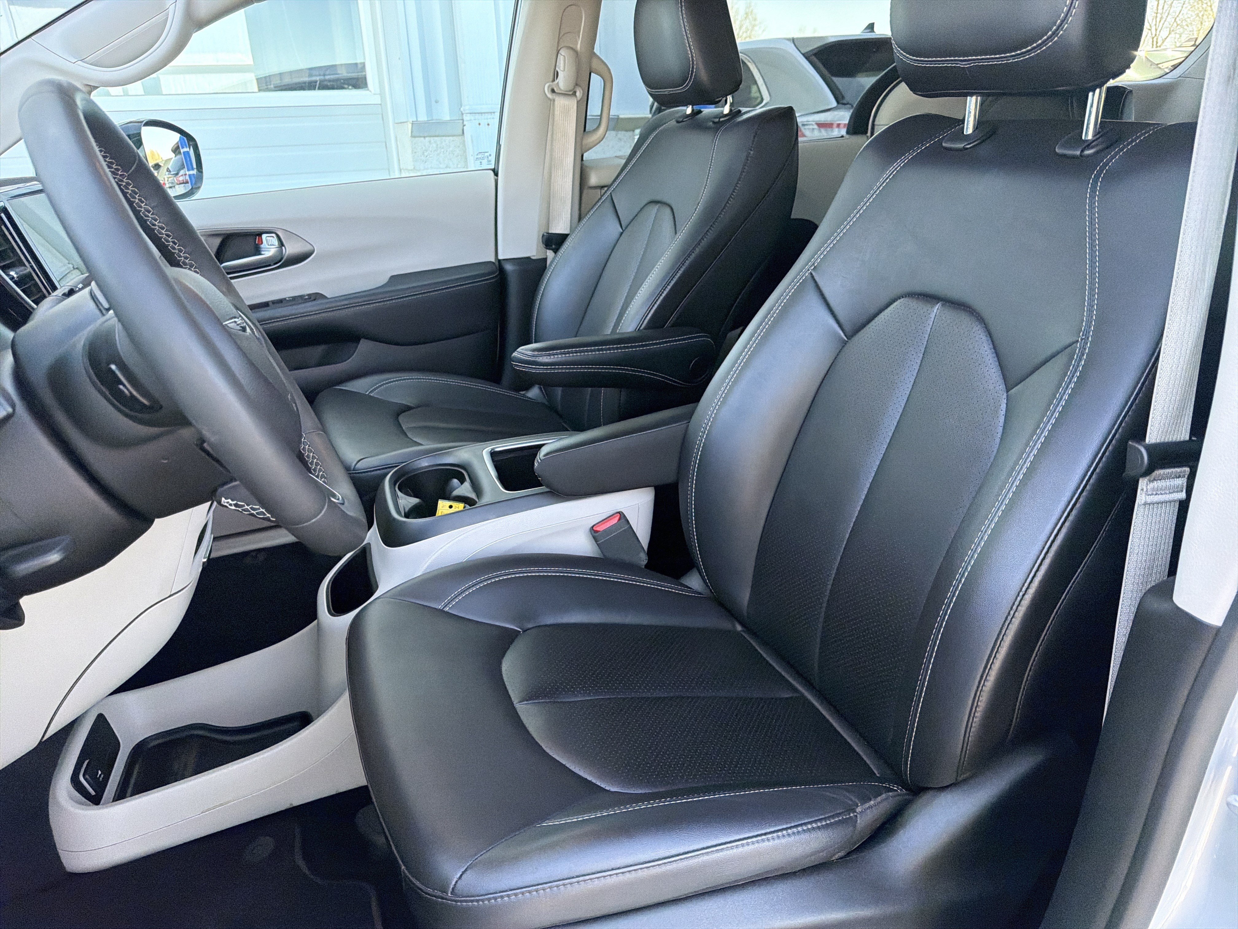 Used 2024 Chrysler Pacifica Touring-L FWD image 27