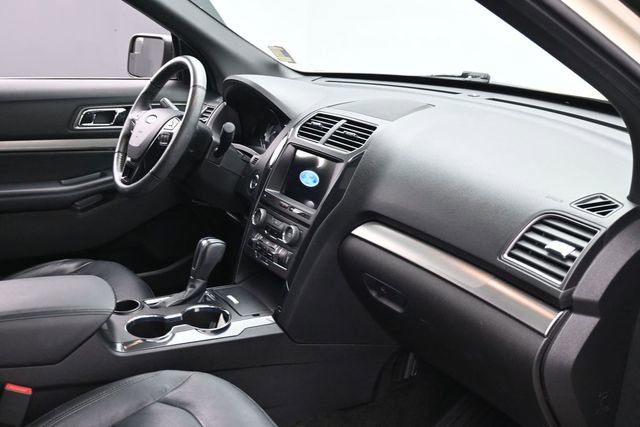 Certified 2018 Ford Explorer XLT w/ Equipment Group 202A FWD image 30