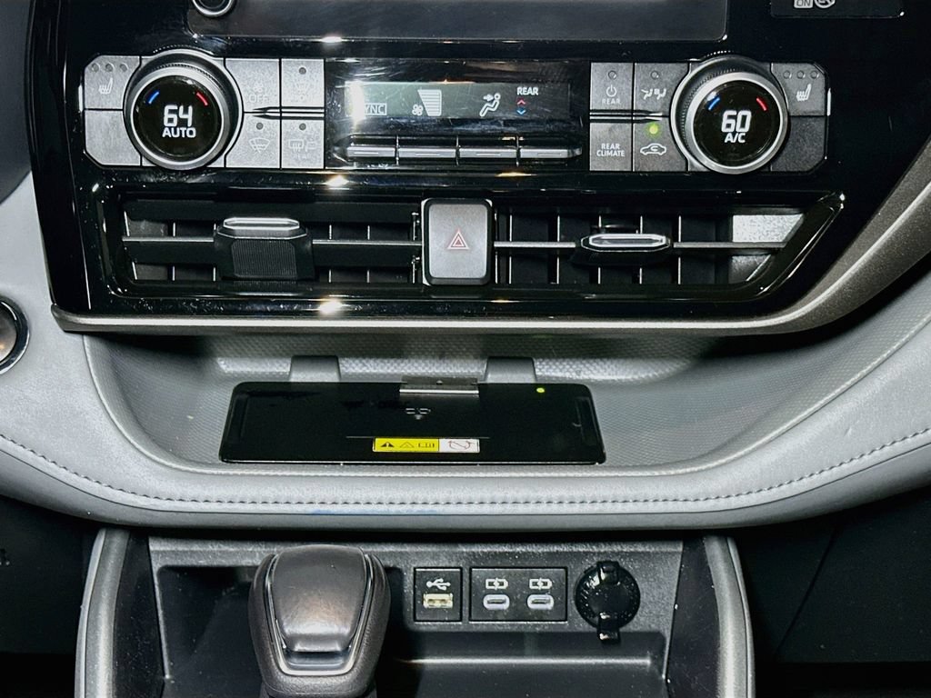Used 2023 Toyota Highlander XLE AWD/4WD image 16