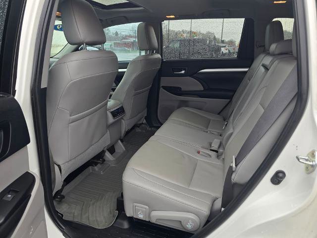 Used 2019 Toyota Highlander XLE AWD/4WD image 14