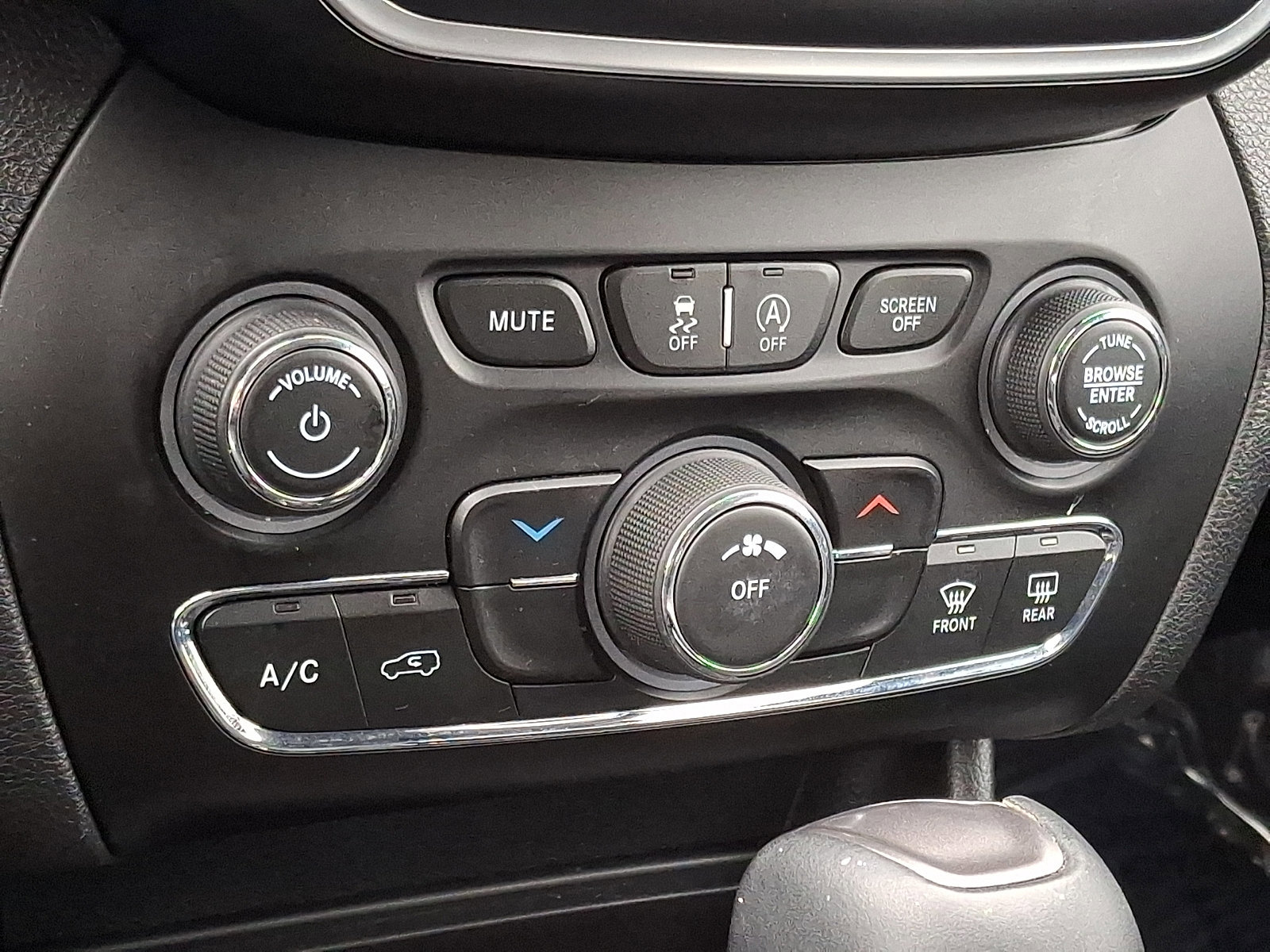 Used 2019 Jeep Cherokee Latitude Plus image 15