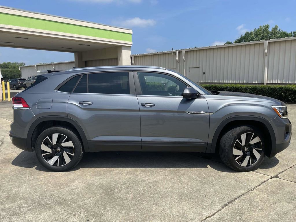 Used 2024 Volkswagen Atlas Cross Sport SE FWD image 2