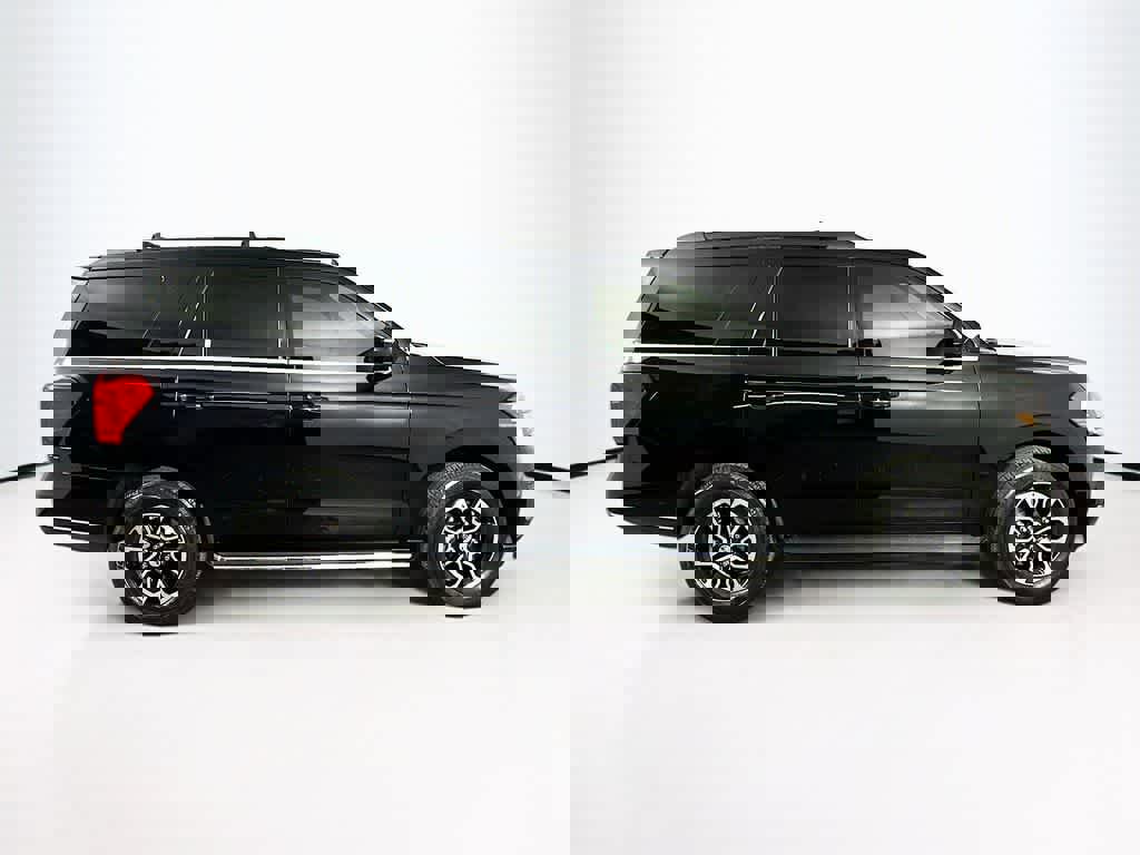 Certified 2023 Ford Expedition XLT image 6