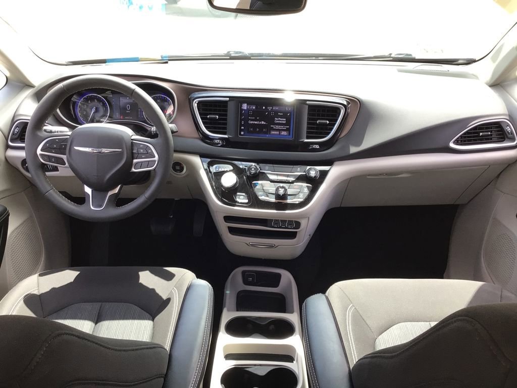 Used 2024 Chrysler Voyager LX image 11