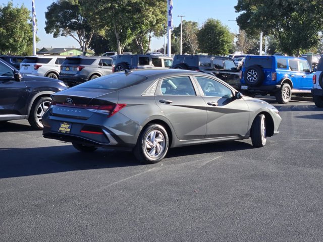 Used 2025 Hyundai Elantra SE FWD image 4