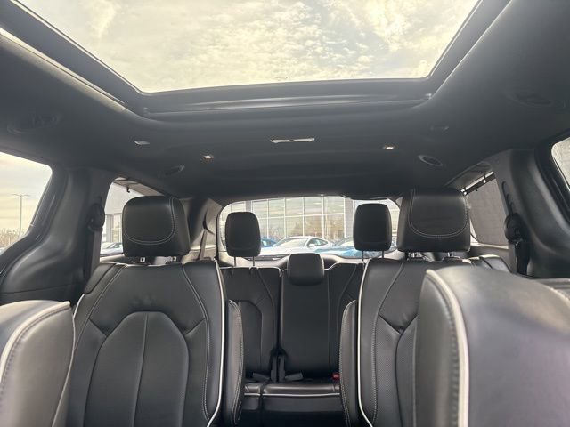 Used 2023 Chrysler Pacifica Limited w/ Uconnect Theater Family Group image 26