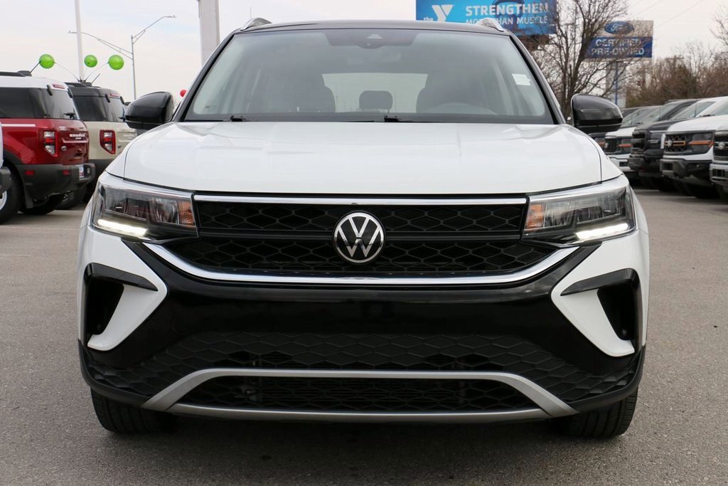 Used 2023 Volkswagen Taos SE w/ Panoramic Sunroof Package image 3