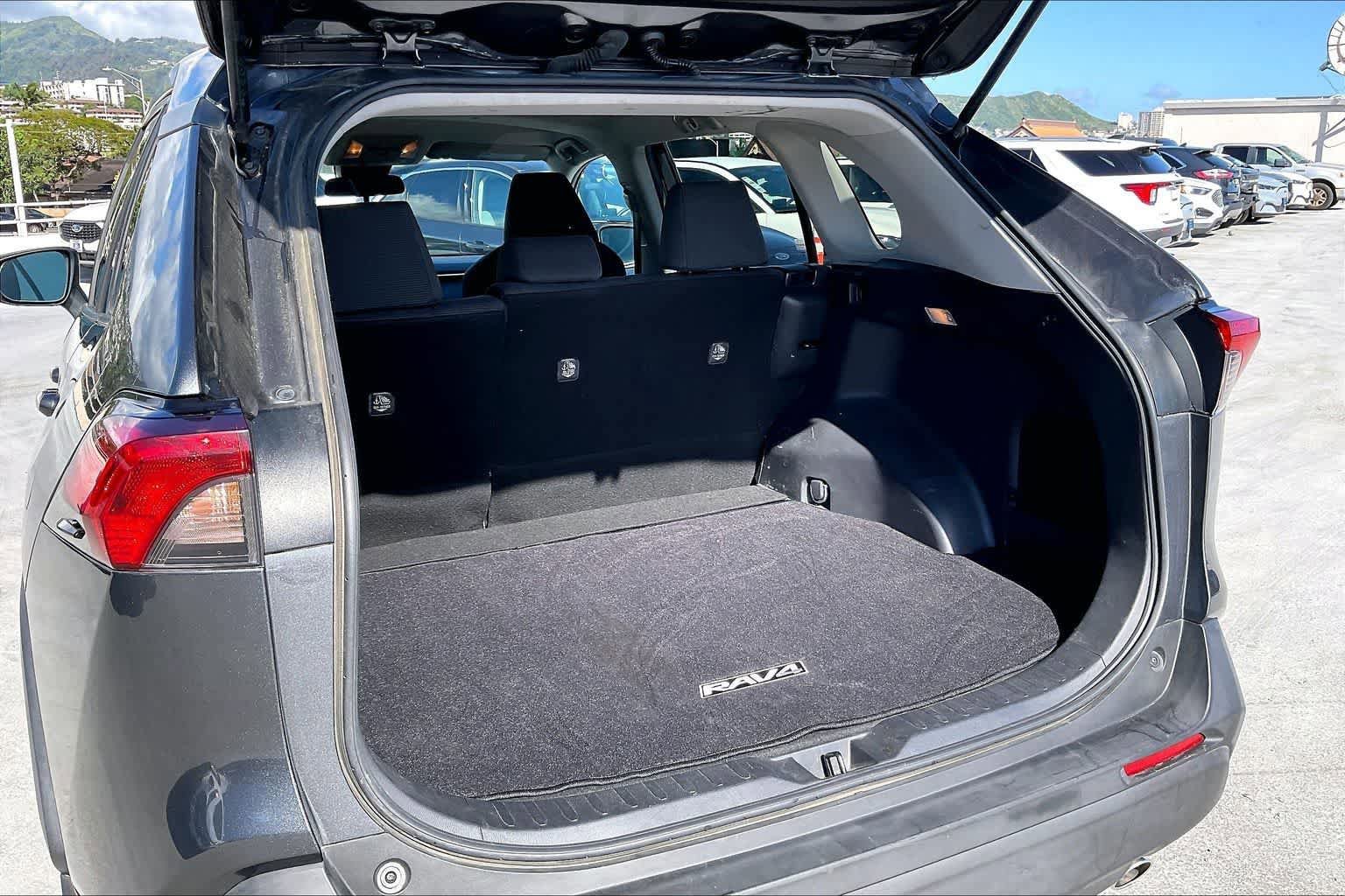 Used 2020 Toyota RAV4 LE w/ Carpet Mat Package FWD image 18