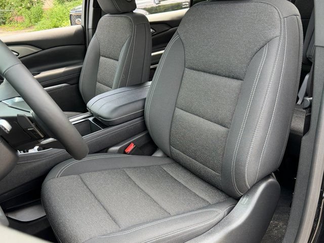 Used 2025 Chevrolet Traverse LT w/ Driver Confidence Package AWD/4WD image 9