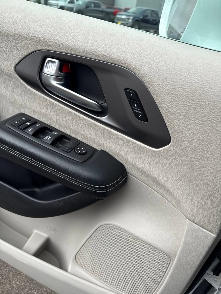 Used 2022 Chrysler Pacifica Touring-L FWD image 31