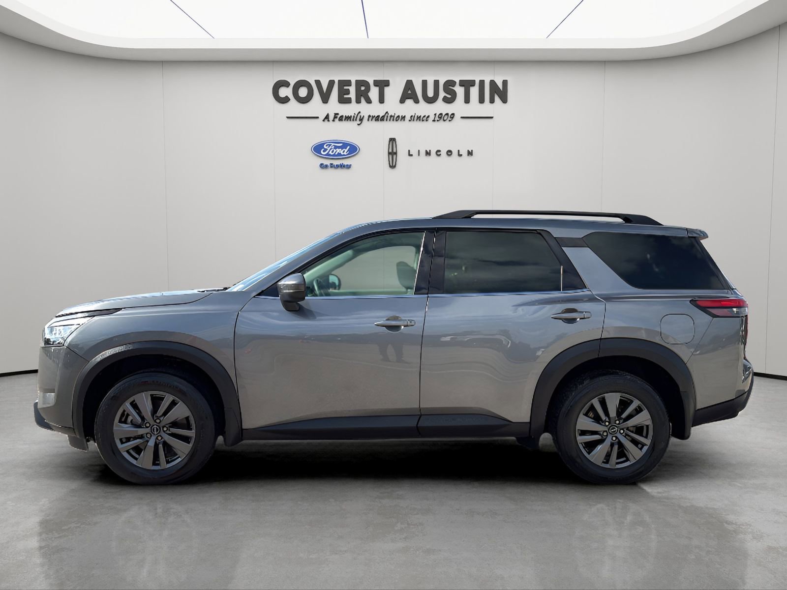 Used 2024 Nissan Pathfinder SV FWD image 2