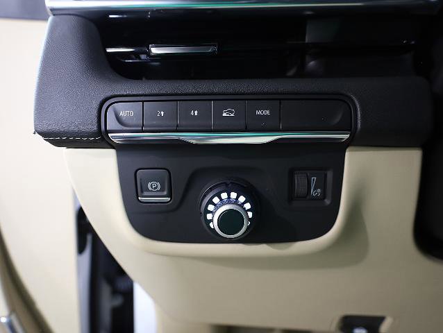 Used 2023 Cadillac Escalade ESV Premium Luxury w/ LPO, Illumination Package image 24