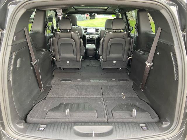 Used 2026 Chrysler Pacifica Limited FWD image 8