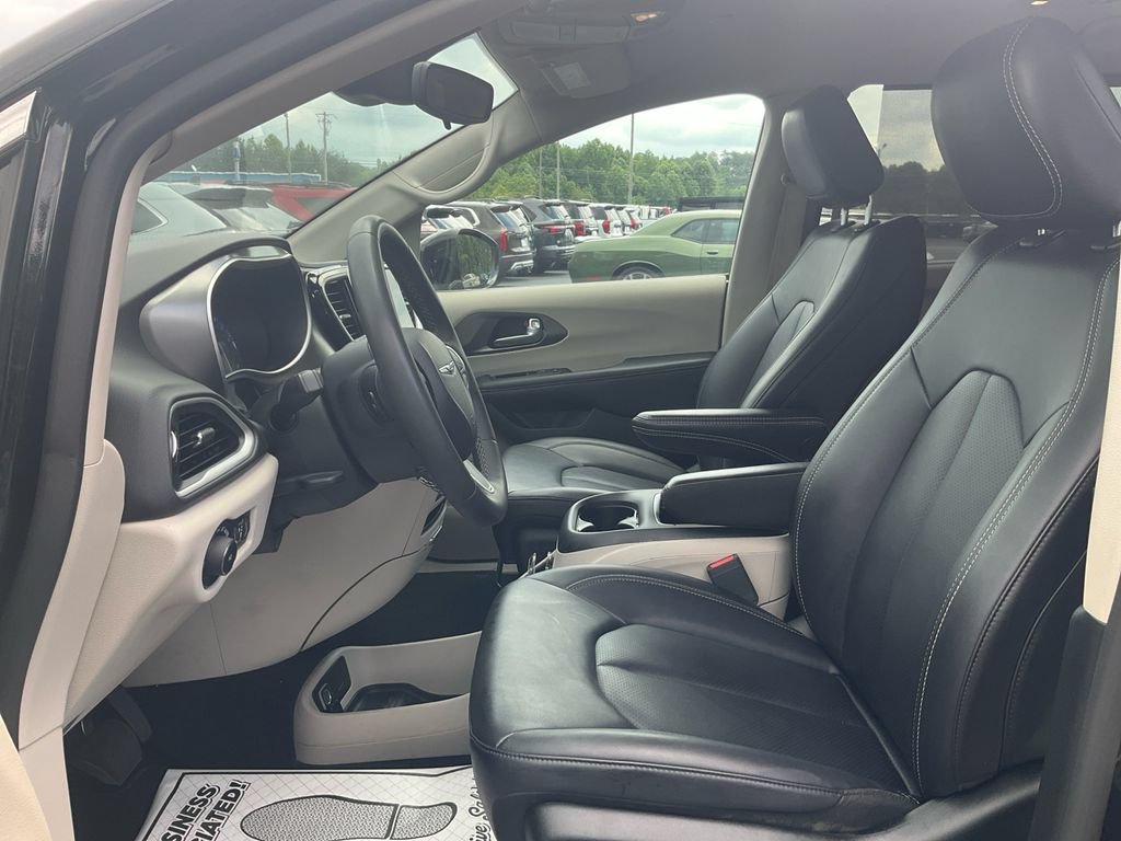 Used 2024 Chrysler Pacifica Touring-L FWD image 16
