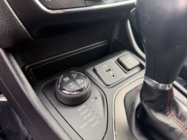 Used 2020 Jeep Cherokee Trailhawk w/ Comfort/Convenience Group AWD/4WD image 24