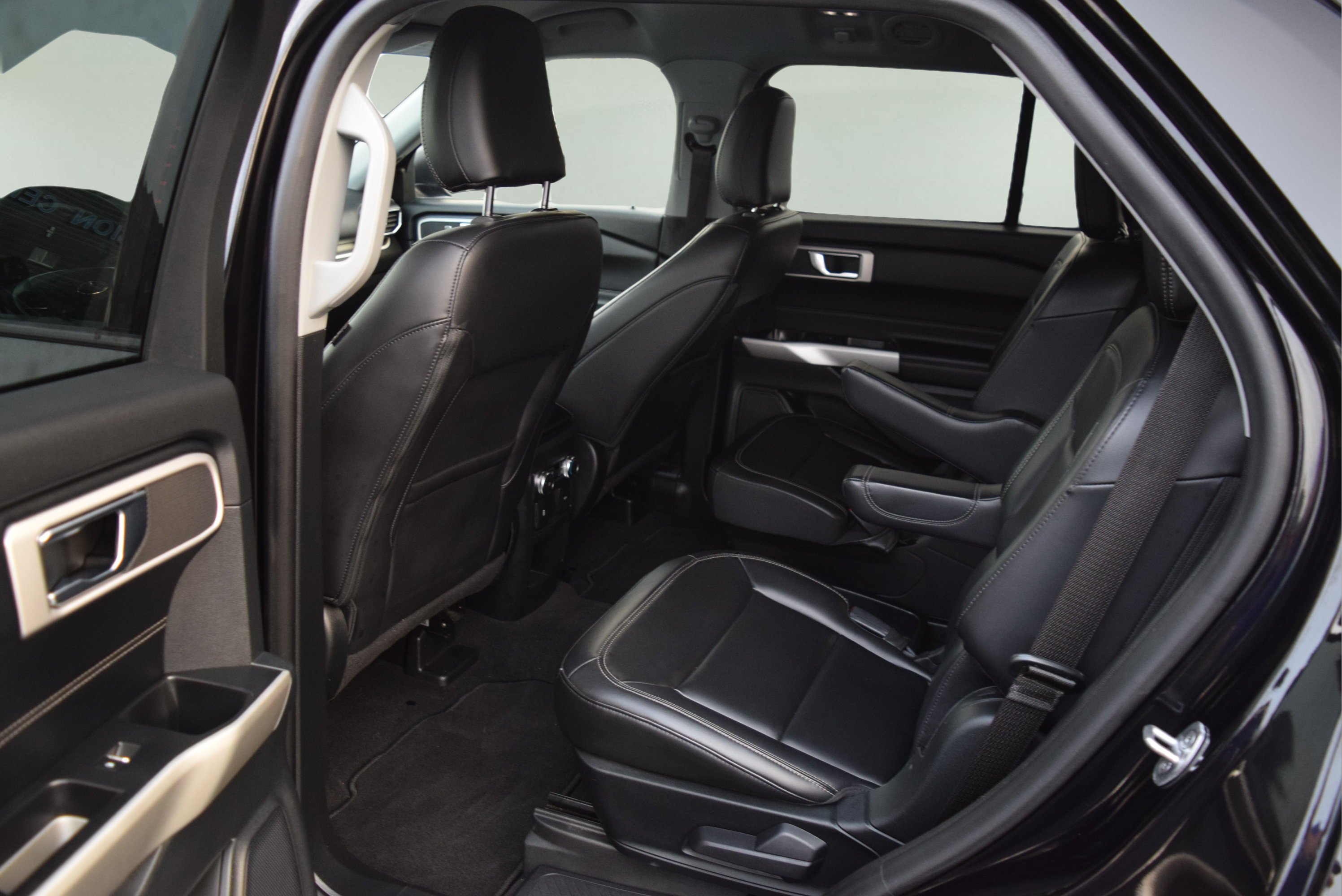 Certified 2021 Ford Explorer XLT w/ Equipment Group 202A AWD/4WD image 8