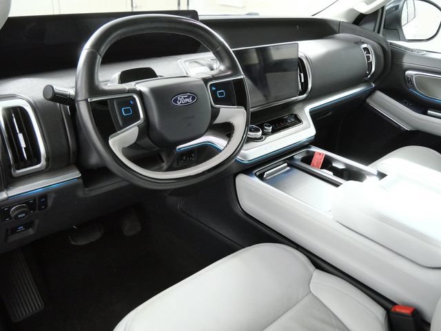 Certified 2025 Ford Expedition Max Platinum AWD/4WD image 4