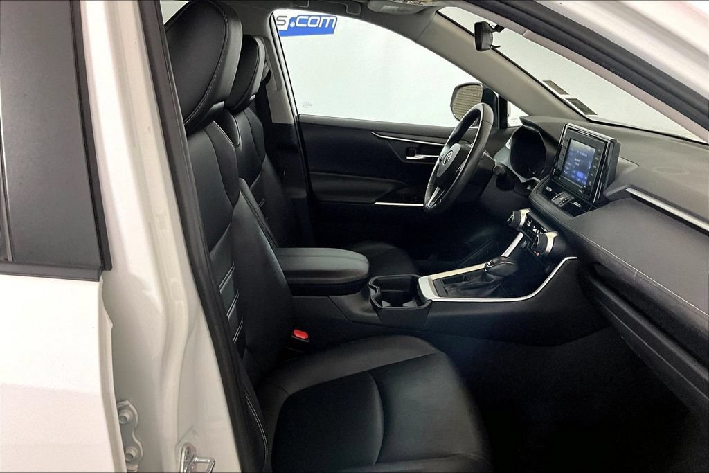 Used 2020 Toyota RAV4 XLE Premium FWD image 6