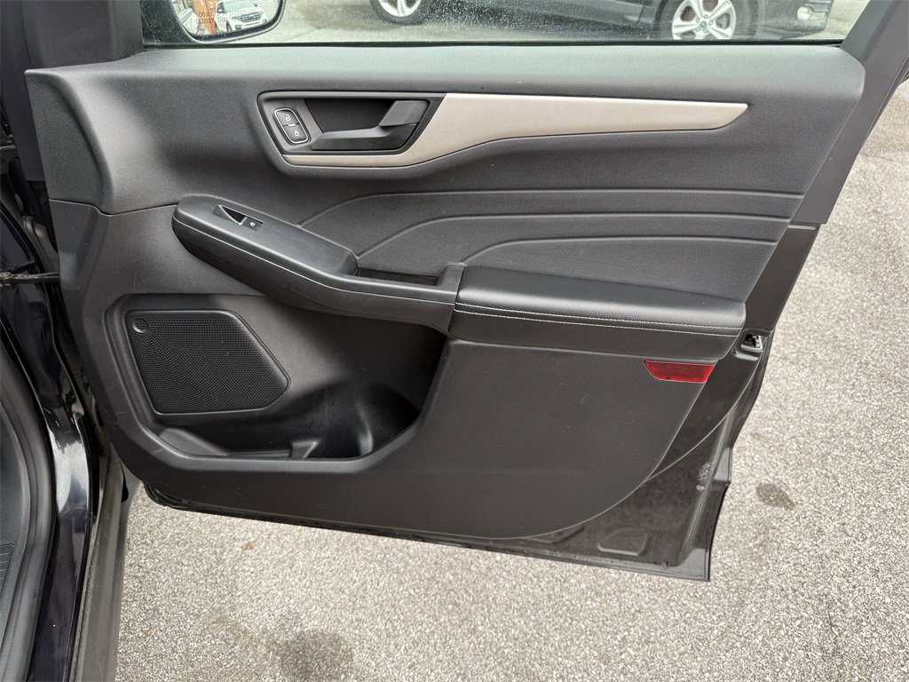 Certified 2022 Ford Escape SE w/ SE Sport Appearance Package image 35