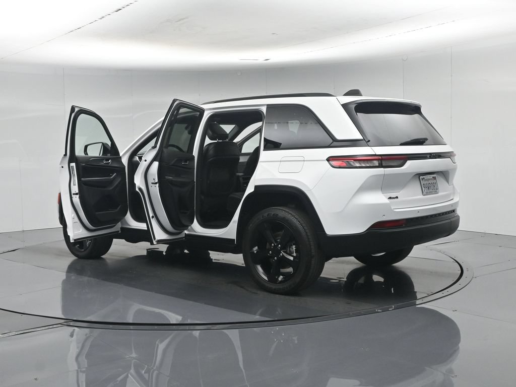 Used 2023 Jeep Grand Cherokee Altitude AWD/4WD image 38
