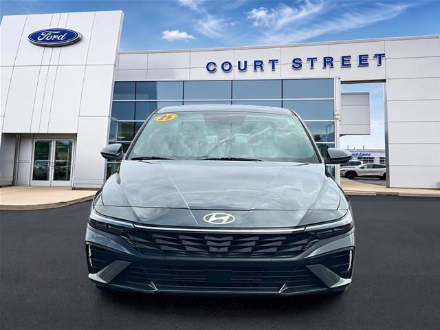 Used 2025 Hyundai Elantra SEL FWD image 2