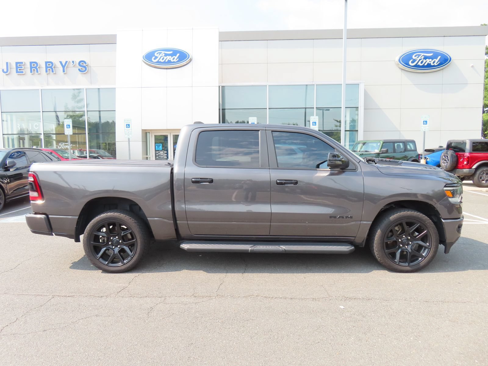 Used 2023 RAM 1500 Laramie AWD/4WD image 4
