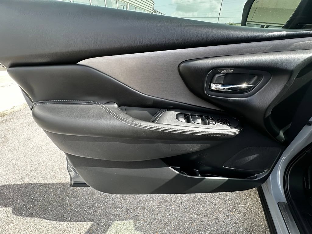 Used 2023 Nissan Murano SV w/ SV Midnight Edition Package FWD image 16