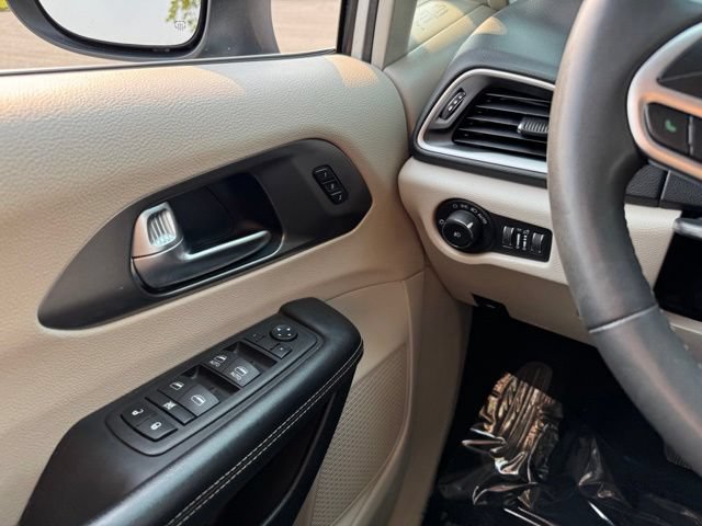 Used 2023 Chrysler Pacifica Touring-L FWD image 34