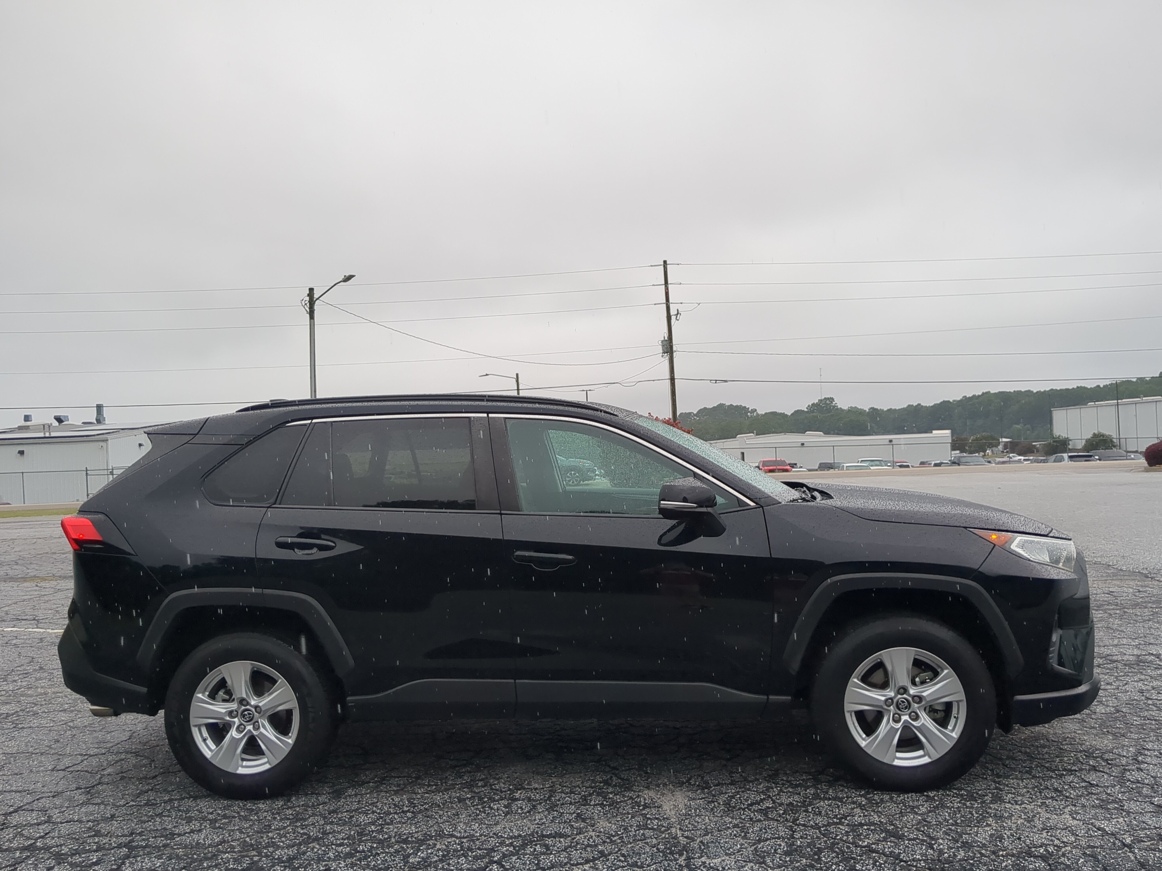 Used 2019 Toyota RAV4 XLE w/ Convenience Package FWD image 2